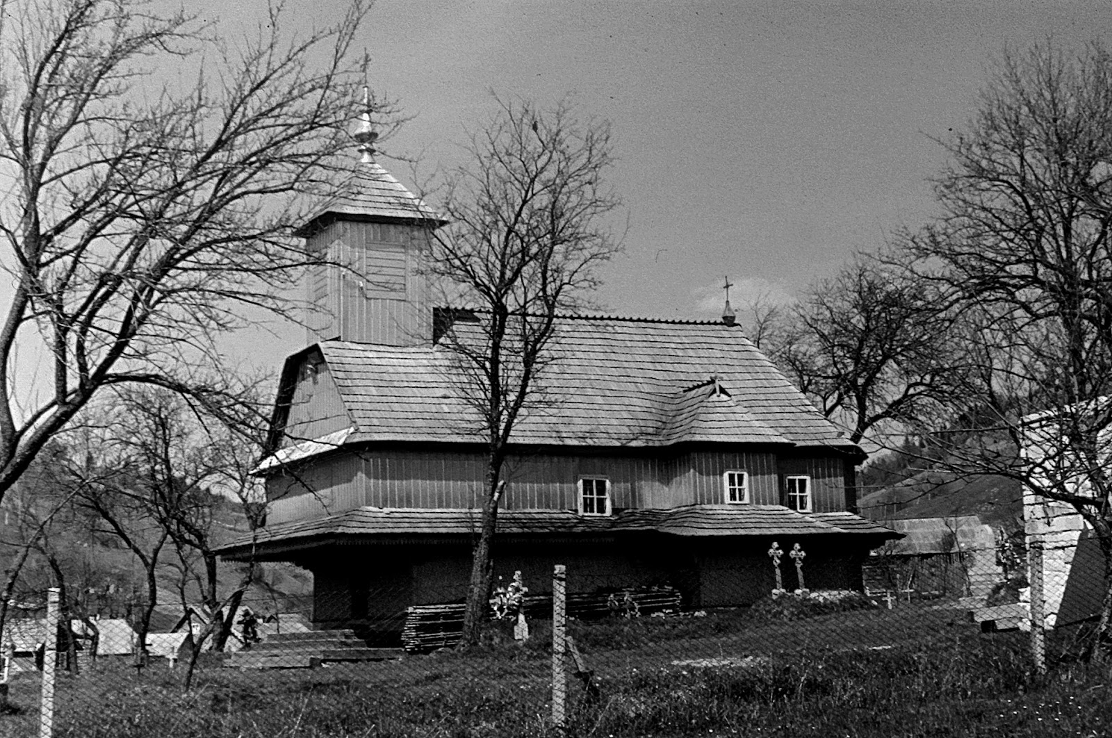 Церква в селі Стебний на Рахівщині, 1803, належала до так званих 'гуцульських базилік'.  - фото 82016