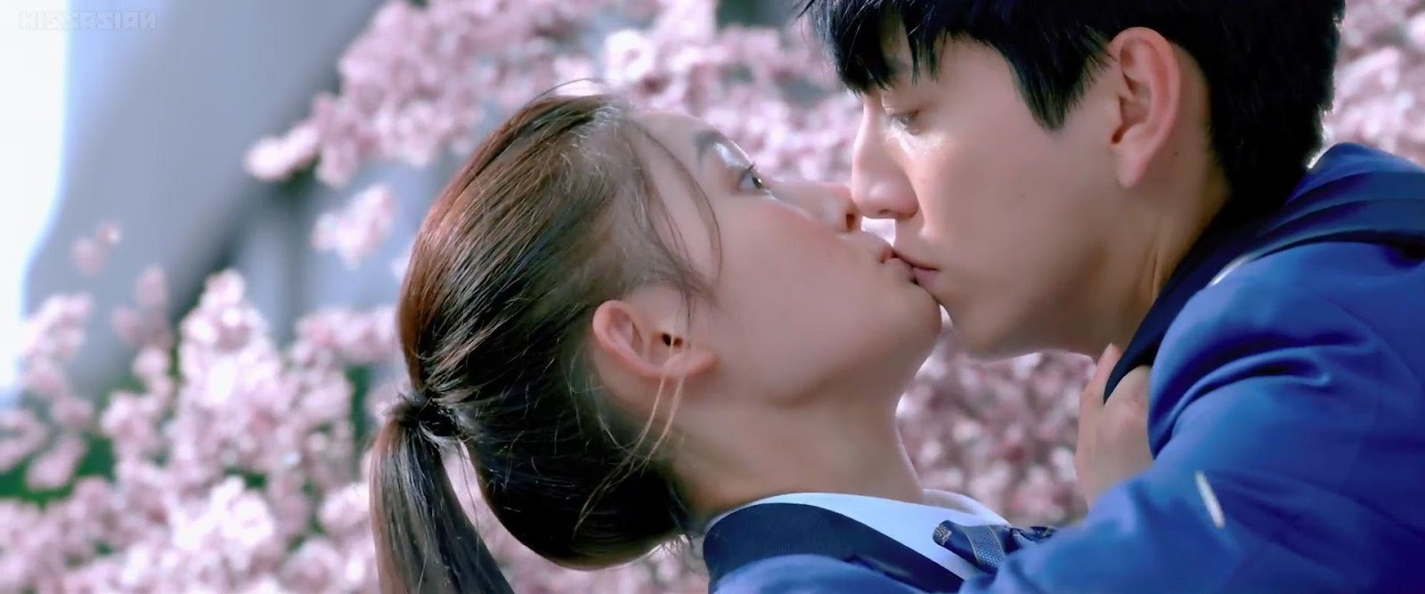 4. FALL IN LOVE AT FIRST KISS 04
