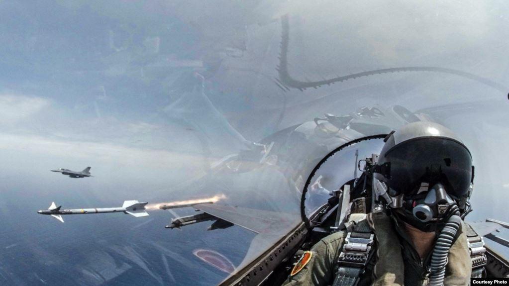 2019年5月22日台湾海空联合操演,F-16战机发射响尾蛇导弹,射击模拟目标。