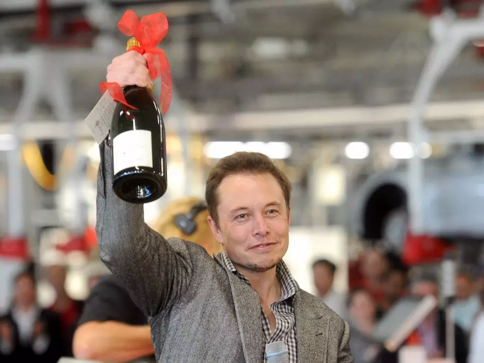 Ілон Маск на презентації Tesla з пляшкою шампанського фото