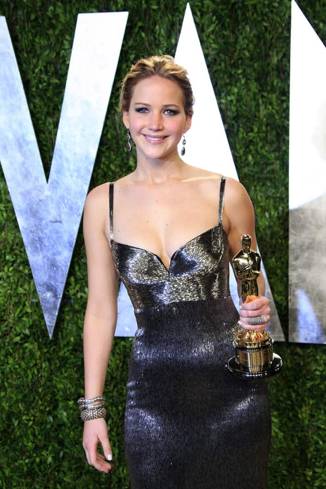 On The Oscars Red Carpet - Jennifer Lawrence no makeup
