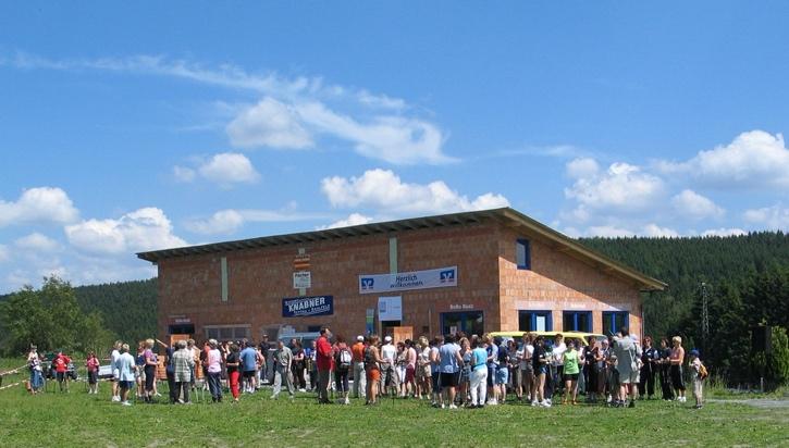 Ein Bild, das Gras, Himmel, draußen, Feld enthält.

Automatisch generierte Beschreibung