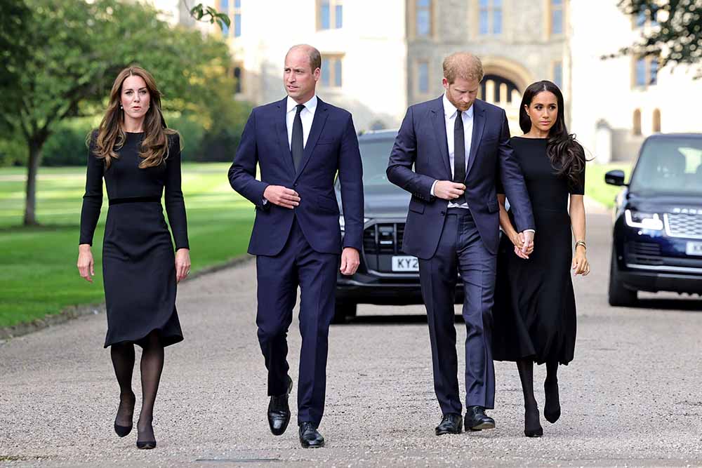 Från vänster: Kate Middleton, prinsessa av Wales, prins William, prins Harry och hans hustru Meghan Markle, utanför Windsor Castle i lördags, efter drottningens bortgång. Foto: Chris Jackson/AP/TT