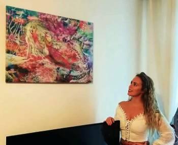 Mirella Ferraz e a obra Brazilian Mermaid de Henrique Vieira Filho
