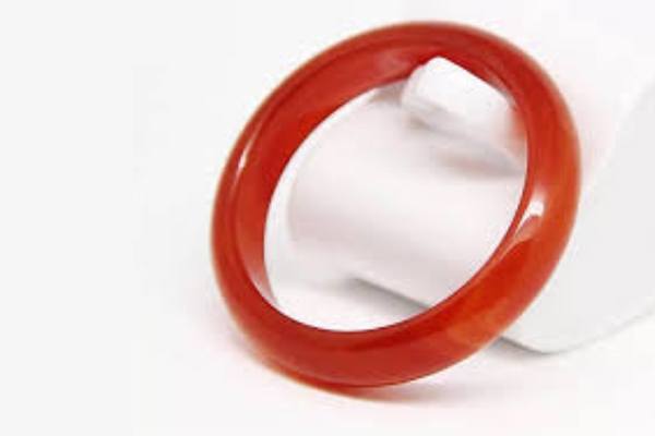 Vòng tay cẩm thạch màu đỏ