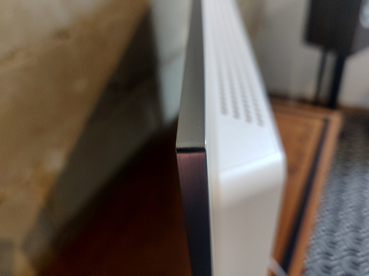 LG OLED42C2: thin metallic frame