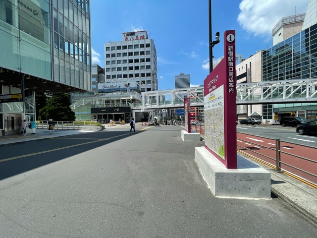 新宿駅　甲州街道側道路の画像。