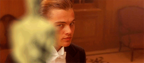 O ator Leonardo DiCaprio, quando jovem, admirando a estatueta do Oscar.