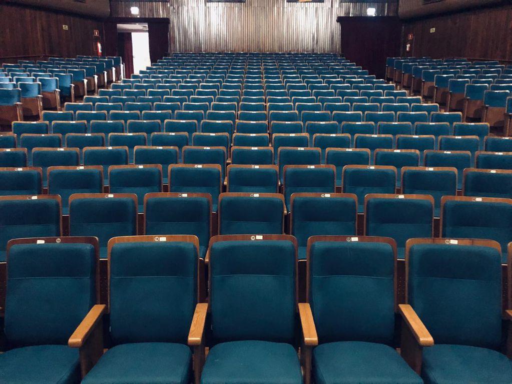 Foto que ilustra matéria sobre o Teatro Municipal de Ribeirão Preto mostra os assentos da parte interna do Teatro Municipal de Ribeirão Preto