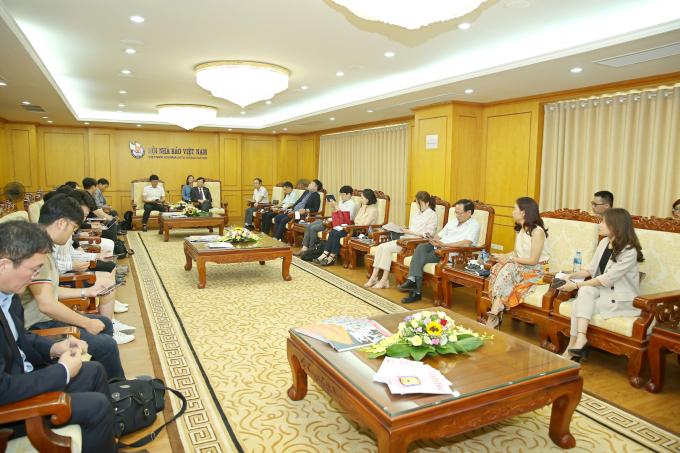Các thành viên trong đoàn phóng viên Hàn Quốc và lãnh đạo Hội Nhà báo Việt Nam đã chia sẻ, trao đổi thông tin về lĩnh vực báo chí truyền thông cũng như văn hóa của hai nước. Ảnh: Sơn Hải