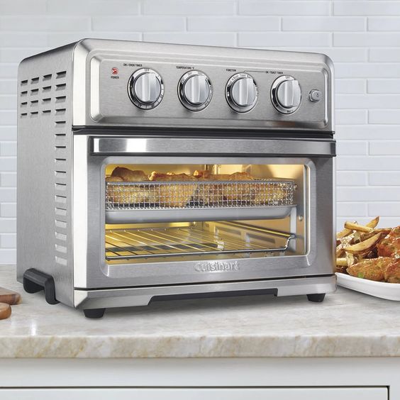 Foto de uma air fryer oven com cortes de frango sendo preparados em seu interior: qual a melhor marca de air fryer oven?