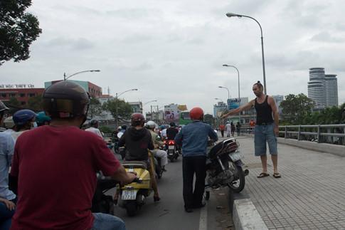 Ông Tây 'gàn dở' dám giữa đường chặn xe người Sài Gòn chạy sai luật - ảnh 3