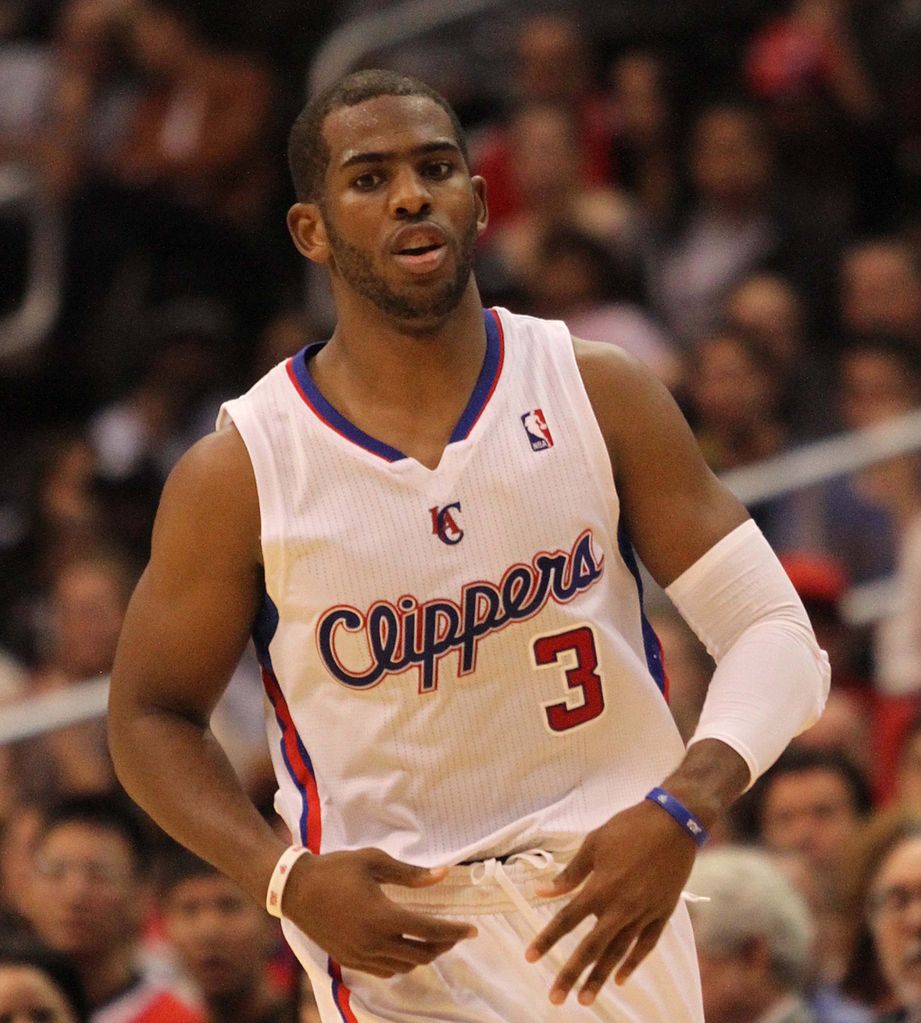 File:Chris Paul dribbling ...