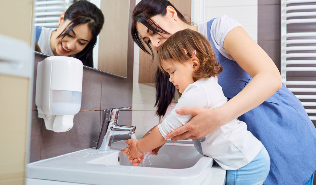 Tập cho bé thói quen vệ sinh cá nhân thường xuyên để đảm bảo an toàn