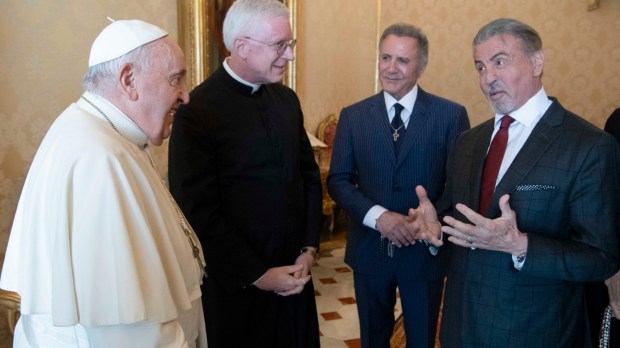 Màn thủ võ thú vị của Đức Giáo hoàng với ngôi sao điện ảnh Sly Stallone tại Vatican