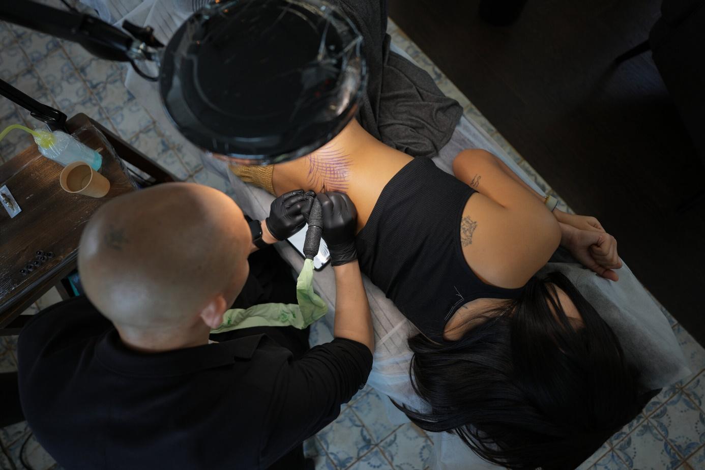 Tattoos, Still Illegal in South Korea, Thrive Underground - The New York Times