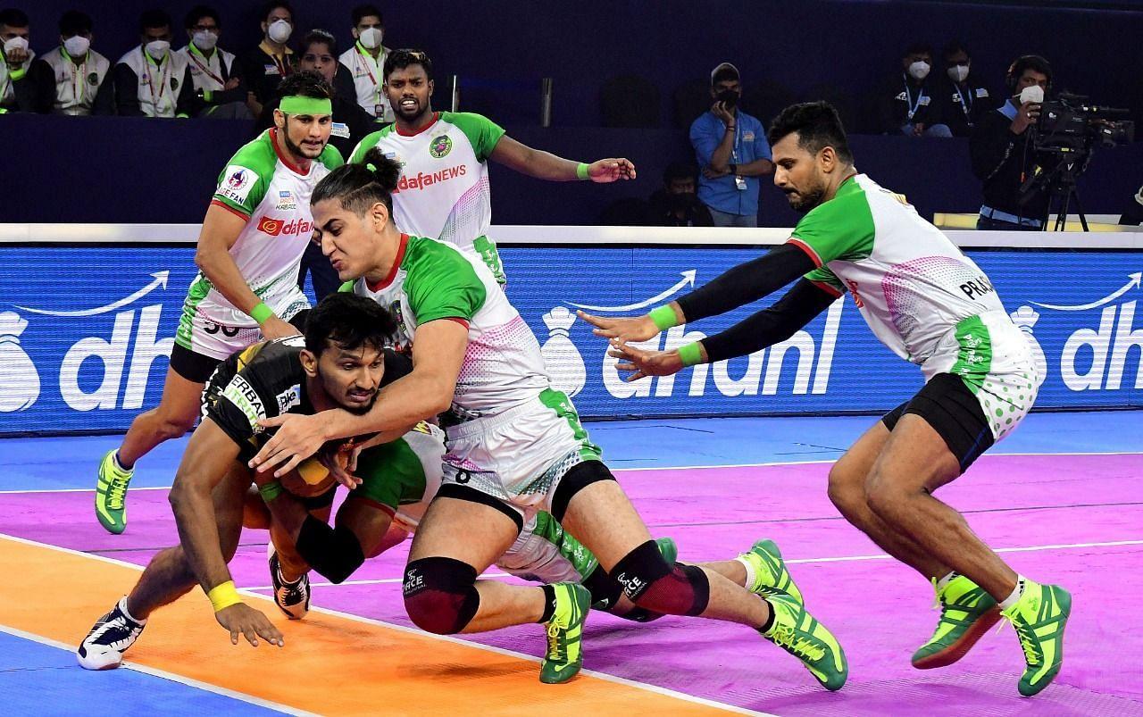 Mohammadreza Chiyaneh attempts a tackle for Patna Pirates in their PKL 8 match against Telugu Titans