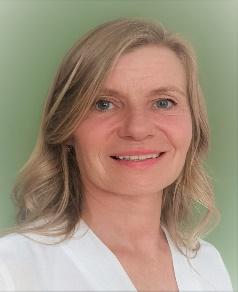 Ein Bild, das Person, Wand, Frau, lächelnd enthält.

Automatisch generierte Beschreibung