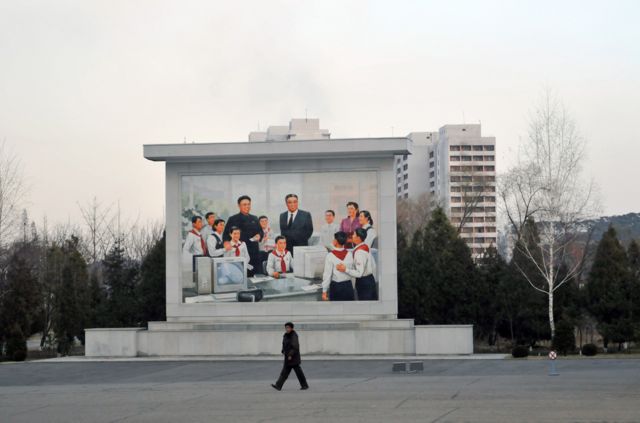 Изображение Ким Ир Сена и Ким Чен Ира в школьном классе компьютерных технологий
