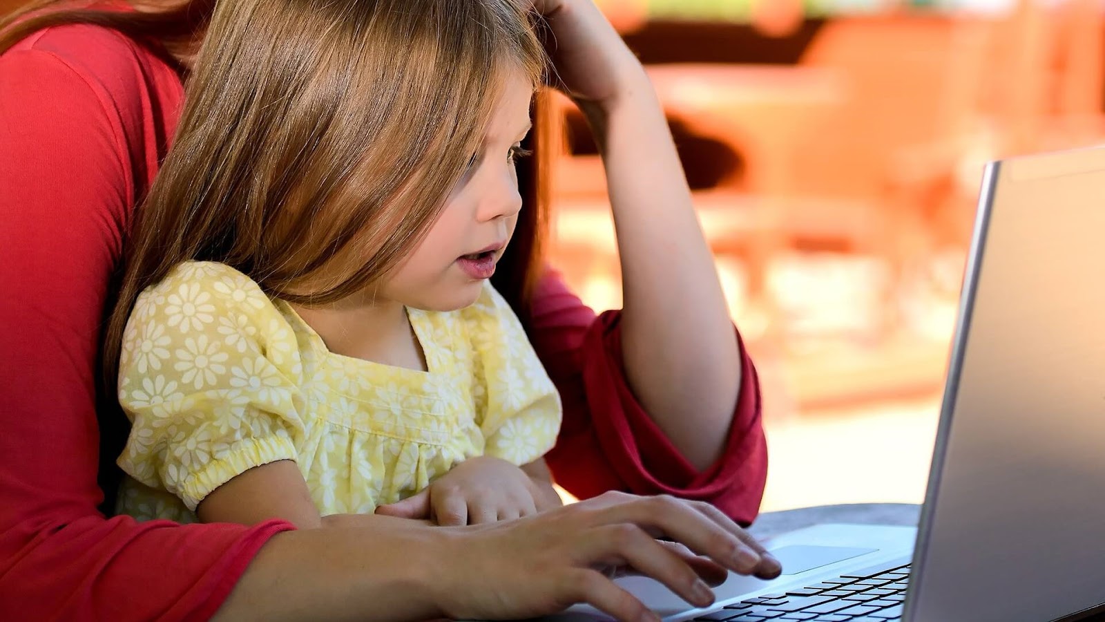 コンピューターを学ぶ少女