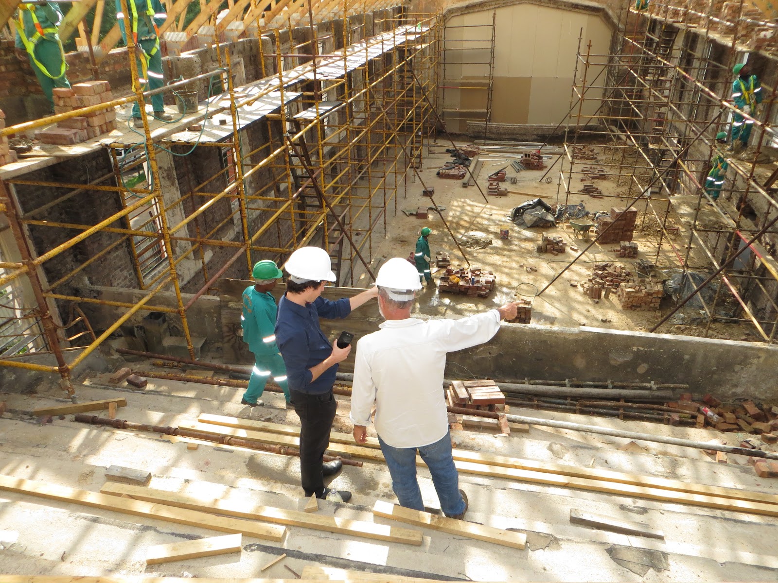 Engenheiros acompanhando obras de casa própria