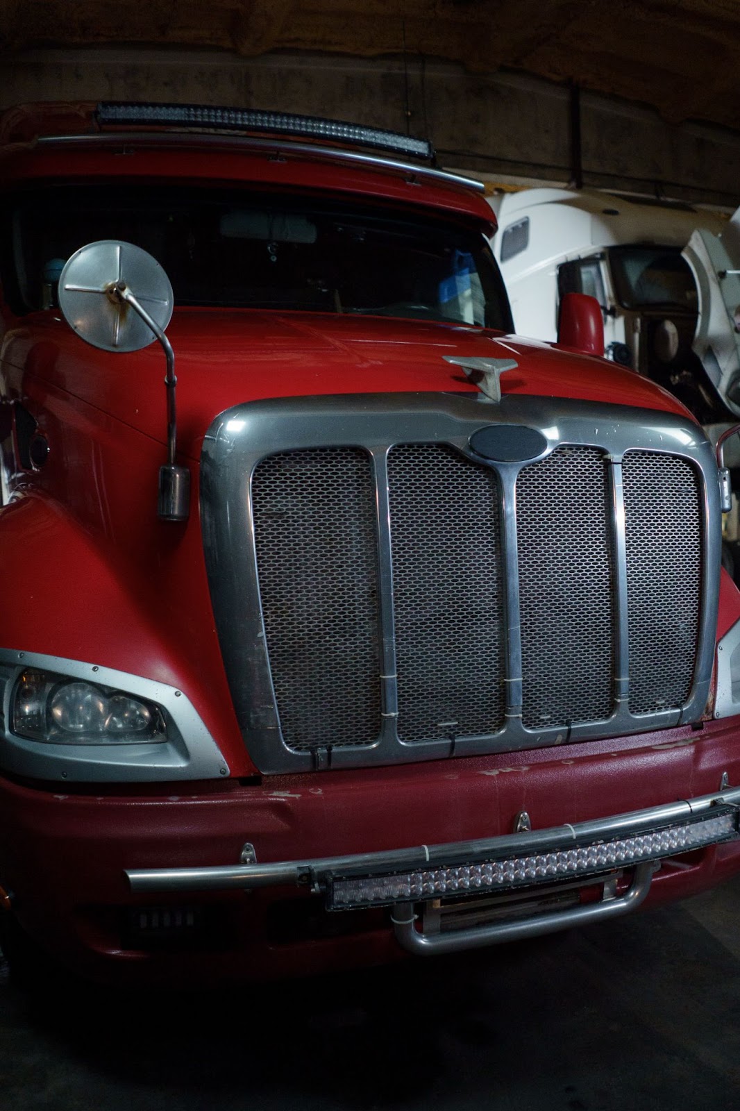 A full-frontal picture of a semi-truck grill guard