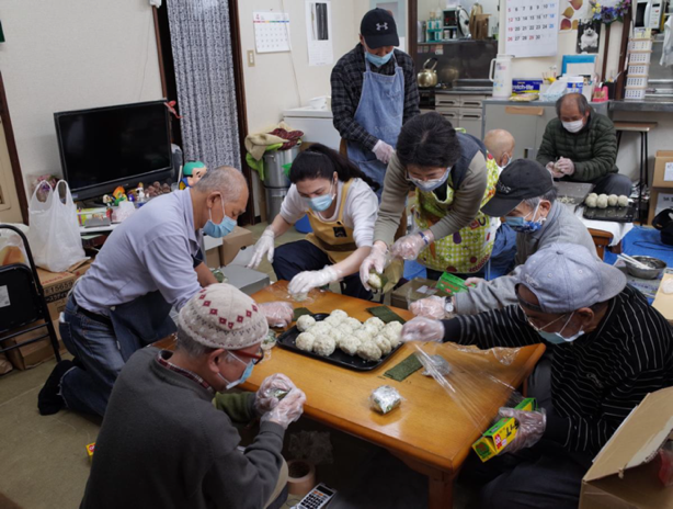 人, 屋内, テーブル, 座る が含まれている画像

自動的に生成された説明