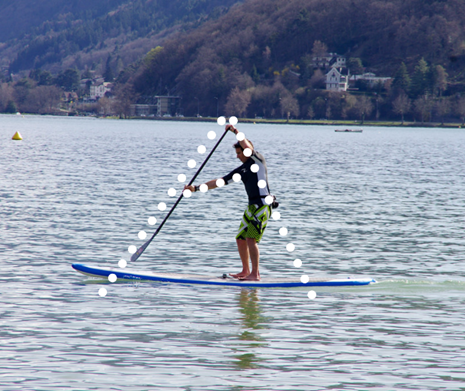 Man on a Paddleboard showing the correct technique during the so-called catch phase, which is the phase phase of the SUP Paddle Technique