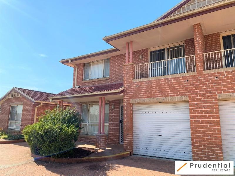 A brick house with a garage

Description automatically generated