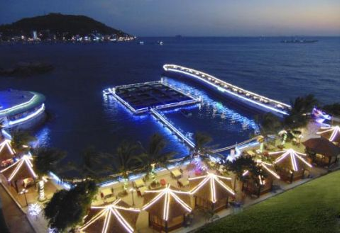 Đến nhà hàng hải sản Hòn Rù Rì các bạn sẽ được thoải mái lựa chọn hải sản tươi sống