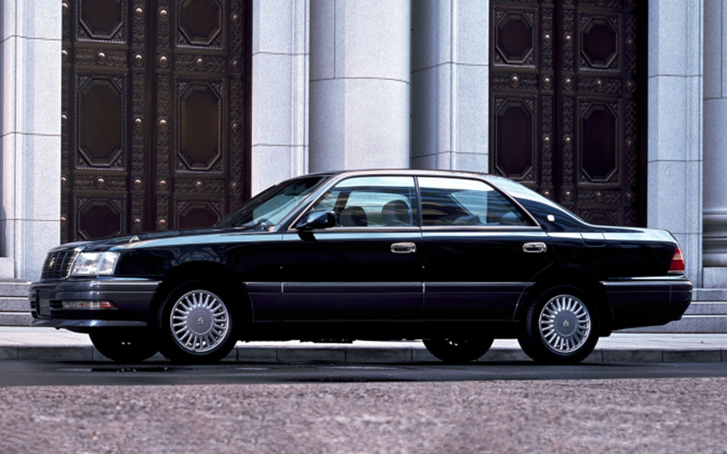 tenth generation Toyota Crown 1995  was available in two body sizes