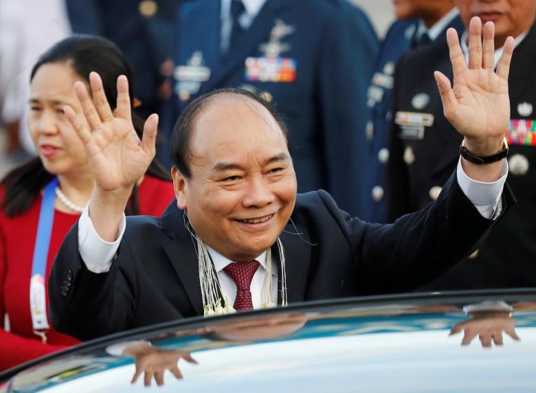 Vietnam's Prime Minister Nguyen Xuan Phuc waves to the crowd upon arrival to attend the Association of Southeast Asian Nations (ASEAN) Summit and related meetings in Clark, Pampanga, northern Philippines November 12, 2017. REUTERS/Erik De Castro