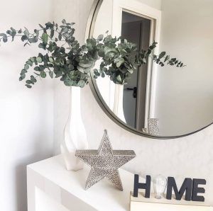 How to decorate an entryway console