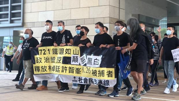 多名民主派人士身穿黑衣到庭外聲援林卓廷和許智峯。(文海欣 攝)