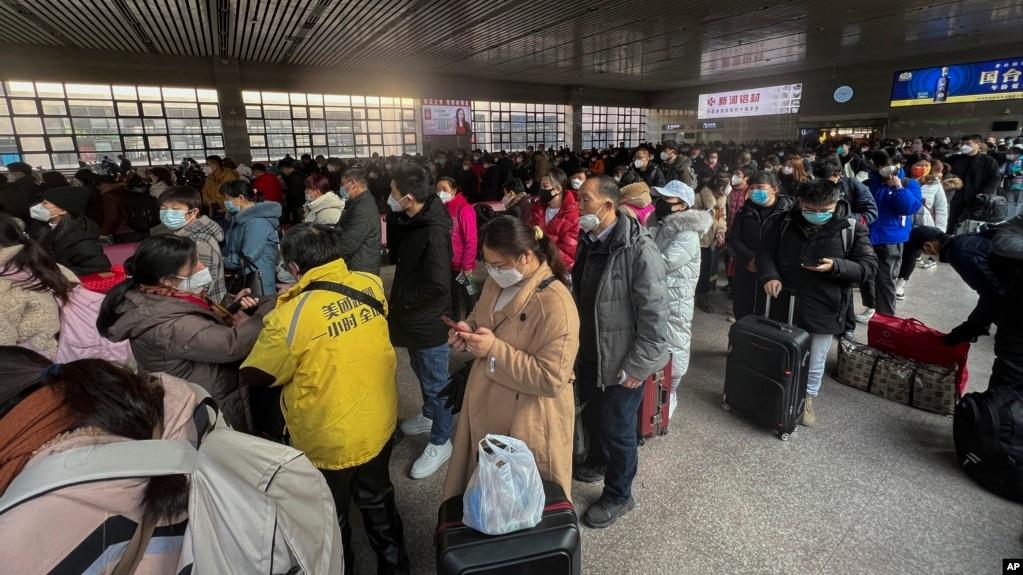 Cư dân Bắc Kinh chờ tàu về quê ăn Tết ngày 6/1/2023.
