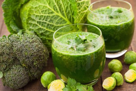 Smoothie with kohlrabi and vegetables