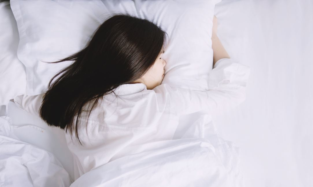 Nằm sấp khi ngủ sẽ khiến bạn bị đau nhức vai gáy vào buổi sáng