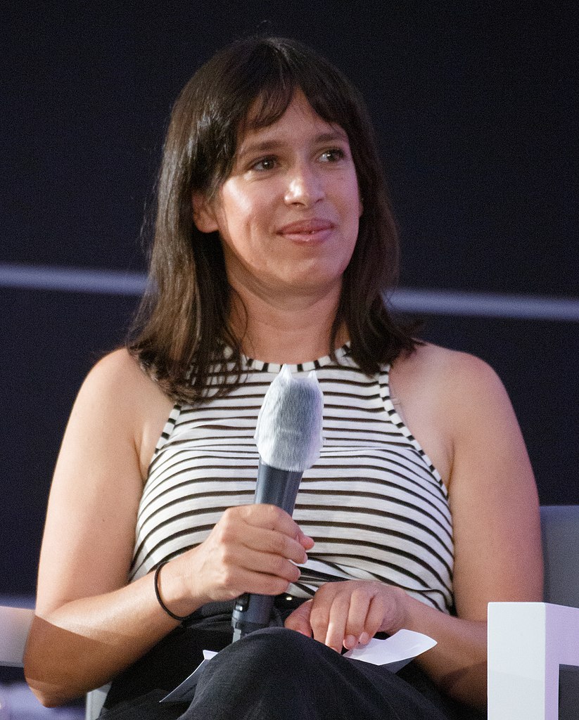 https://upload.wikimedia.org/wikipedia/commons/thumb/9/95/Daniela_Caj%C3%ADas_2020.jpg/823px-Daniela_Caj%C3%ADas_2020.jpg