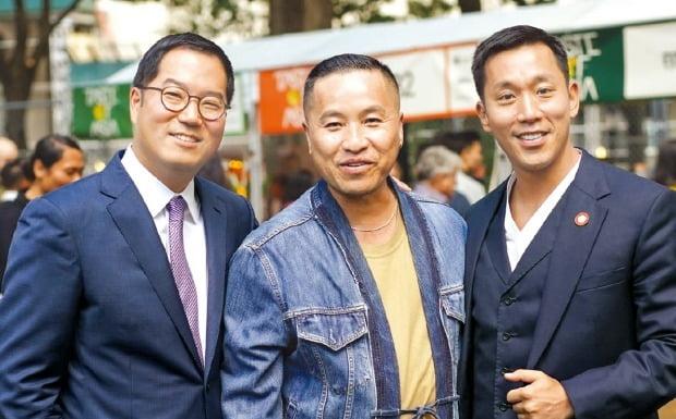 마이클 정(왼쪽부터)·필립 림·사이먼 김이 지난달 28일 미국 뉴욕에서 ‘테이스트 오브 아시아(Taste of Asia)’ 행사를 열고 기념촬영을 하고 있다. 테이스트오브아시아 제공 