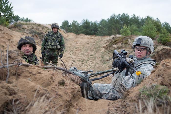 https://vietluan.com.au/wp-content/uploads/2022/11/ntdvn_ukrainian-amphibious-infantry-troops-and-paratroopers-from-the-us-173rd-infantry-brigade-combat-team-airborne-training-in-poland-nato-europe.jpg