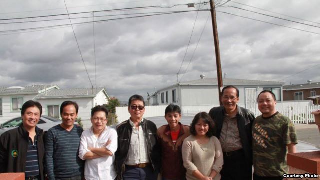 Blogger Phạm Đoan Trang và các bạn. Ảnh chụp ở San Diego, California