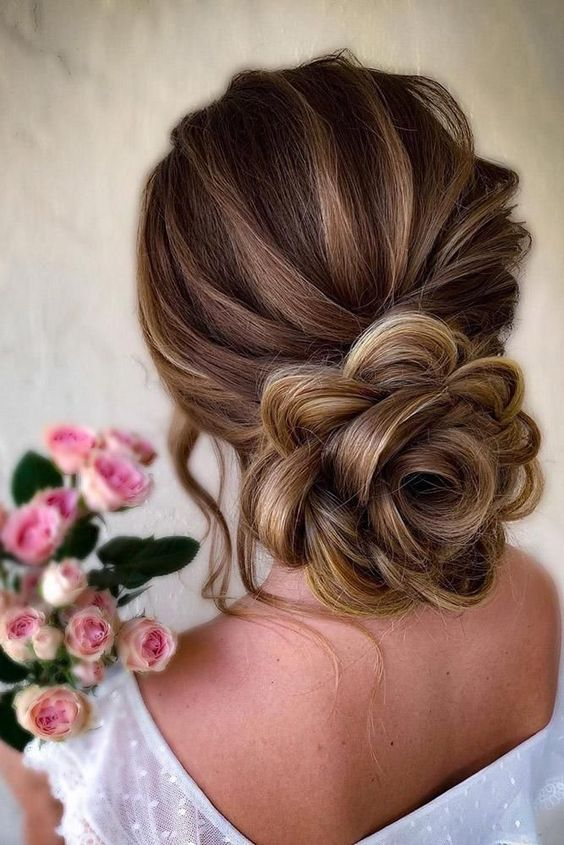 Flower Low-Bun hairstyle for long hair