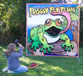 Swing the mallet and catapult rubber bugs into the frog’s mouth!