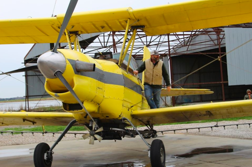 100 Gallon Nước Phép rảy xuống thị trấn bằng máy bay nông nghiệp ở tiểu bang Louisiana