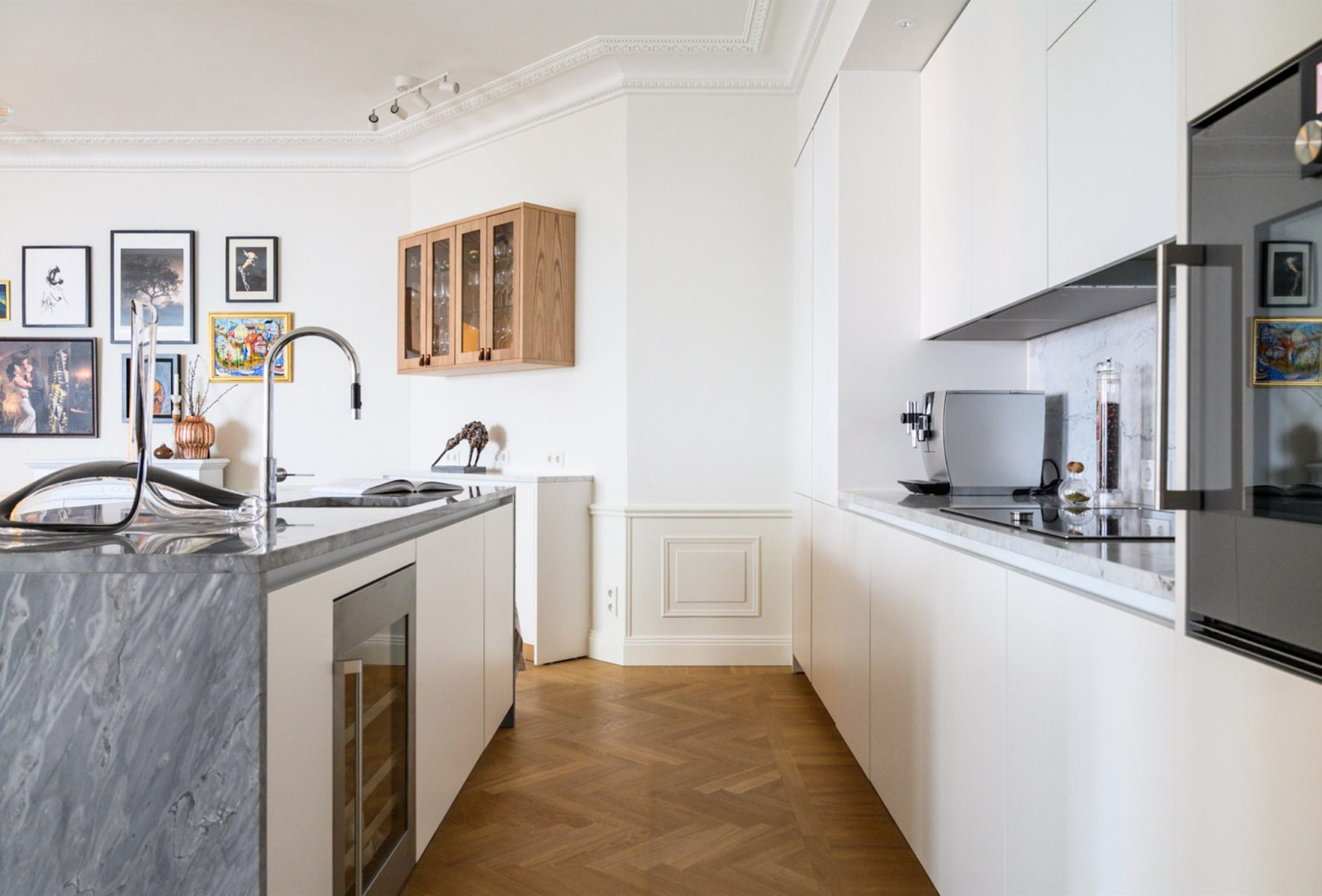 Klasiska dizaina virtuve ar modernām iekārtām