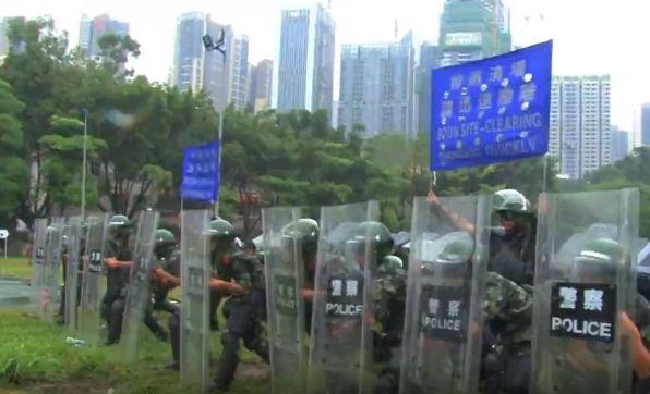 深圳武警公安演练出动水炮车举繁体字旗帜警告
