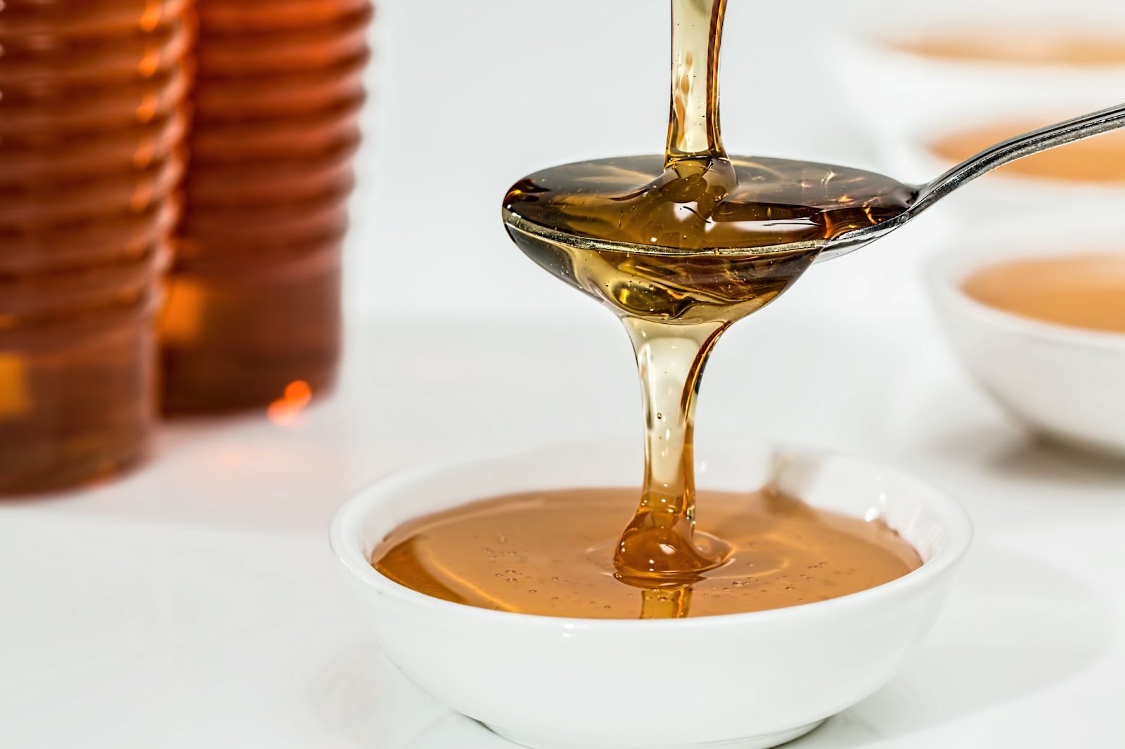 العسل المكون الرئيسي لكيكة العسل