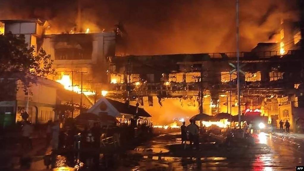 Lính cứu hỏa và nhân viên cứu hộ tại hiện trường vụ cháy khách sạn-sòng bạc Grand Diamond City ở Poipet, Campuchia, ngày 29/12/2022. (Ảnh AFP)