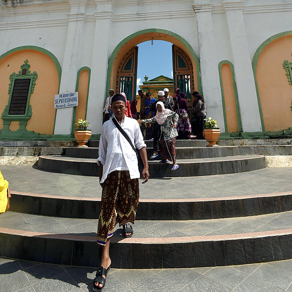 Wisatwan mengunjungi Makam Raja Sumenep Asta Tinggi di Kabupaten Sumenep, Sabtu (5/3). Selain untuk mengagumi arsitekturnya, Komplek pemakaman yang dibuat  sekitar tahun 1750  menjadi tujuan wisatwan untuk berziarah.