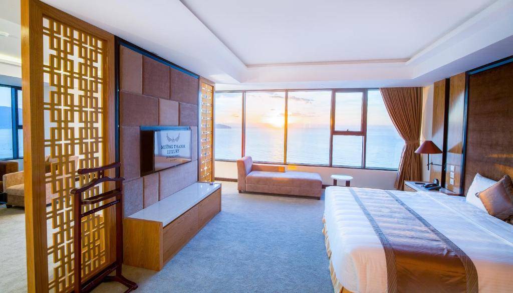 Phòng nghỉ tại khách sạn Mường Thanh Luxury sở hữu view biển cực lãng mạn